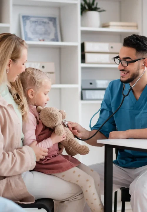 doctor-haciendo-su-trabajo-en-la-oficina-de-pediatria_4_11zon_2_11zon