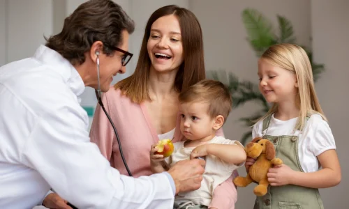 joven-madre-con-sus-hijos-en-una-cita-con-el-pediatra_11zon_11zon