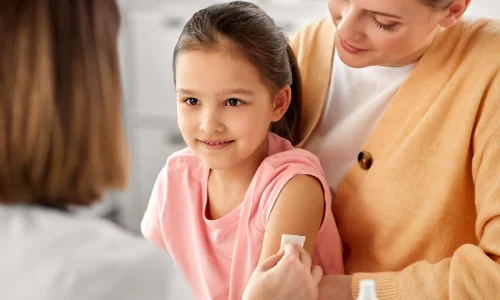 medico-que-prepara-al-nino-para-la-vacunacion-en-la-clinica_11zon_11zon