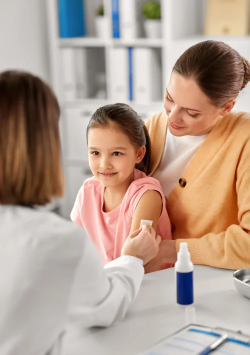medico-que-prepara-al-nino-para-la-vacunacion-en-la-clinica_11zon_11zon