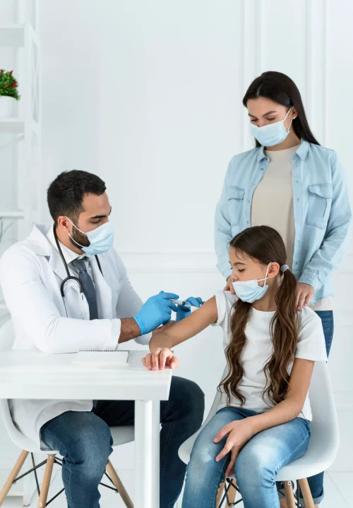 medico-vacunando-una-nina-que-es-apoyada-por-su-madre_11zon_11zon