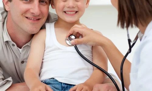 retrato-de-un-nino-sonriente-durante-una-visita-medica_11zon_11zon