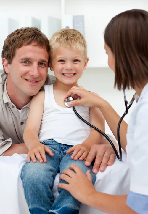 retrato-de-un-nino-sonriente-durante-una-visita-medica_11zon_11zon